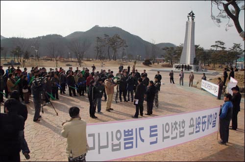 '일해공원' 명칭과 관련한 논란이 계속되고 있다. 사진은 지난 1월 15일 합천에서 열린 '전사모'의 '일해공원' 찬성 집회 모습. 